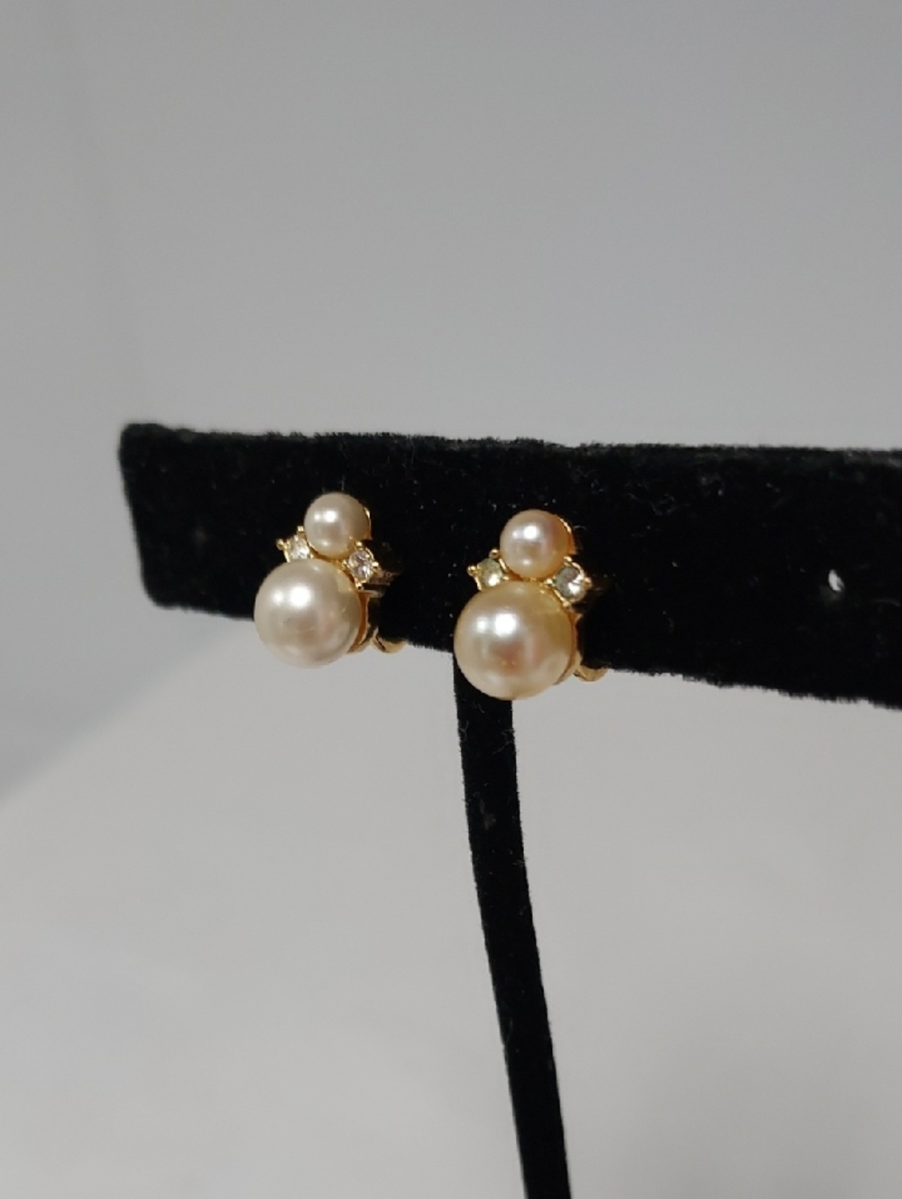 Vintage Christian Dior Pearl Cluster Crystals Gold-Tone Clip-On Earrings - Picture 3 of 8